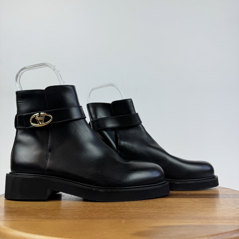 New Womens Valentino Garavani Vlogo Lacker Black Leather Ankle Booties Size 39.5